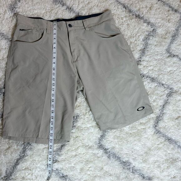 Oakley Tan Flat Front Shorts Casual Style - Picture 2 of 7